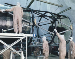 Illustration for article titled Happy 25th Birthday Hubble! Amazing Pics of the Telescope’s Construction
